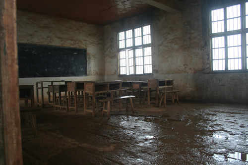 宴花联校破旧露雨的教室